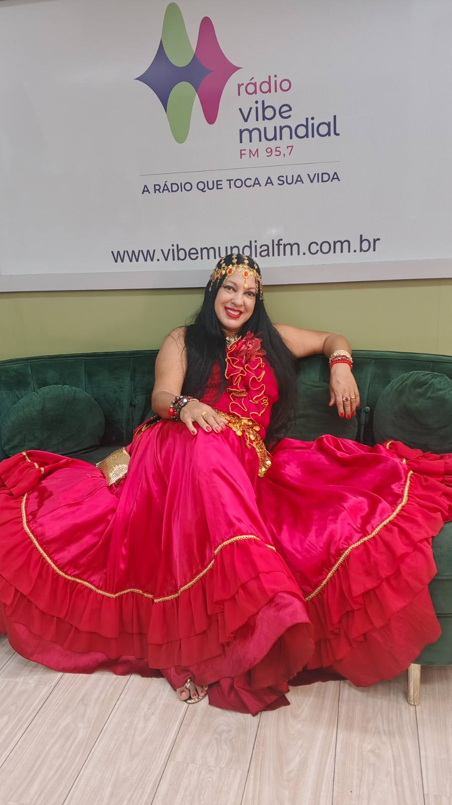 Cigana Narjara vestida de cigana, sorrindo