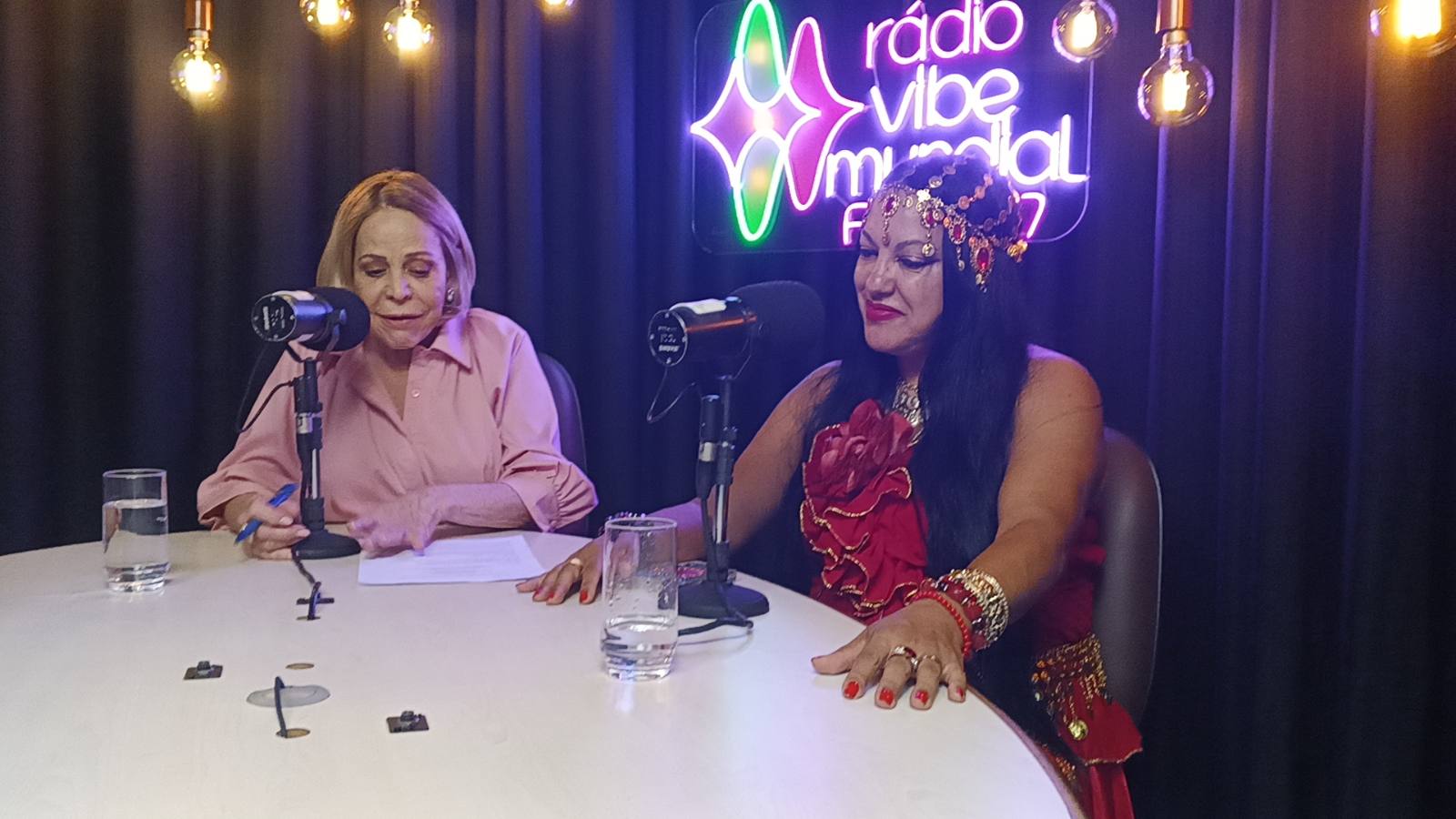 Cigana Narjara em entrevista de rádio ao vivo