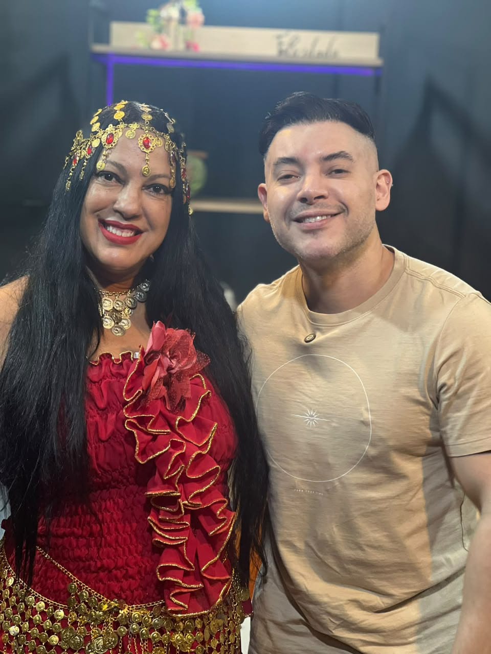 Cigana Narjara ao lado do apresentador Edu no programa Bom Astral